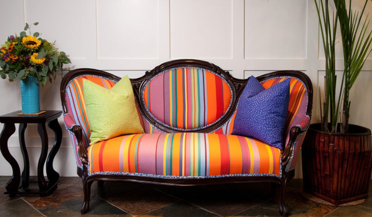 Разноцветный диван в интерьере